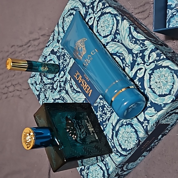 Versace Mens Parfum Gift Set. NIB - Picture 3 of 11